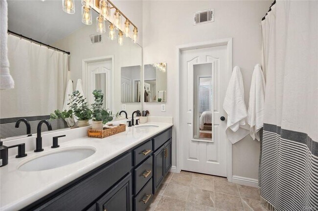 Building Photo - 3 bedroom in Gated Victoria Community!