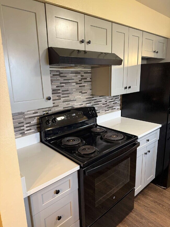 Building Photo - AVAILABLE IMMEDIATELY! Five bedroom house ...