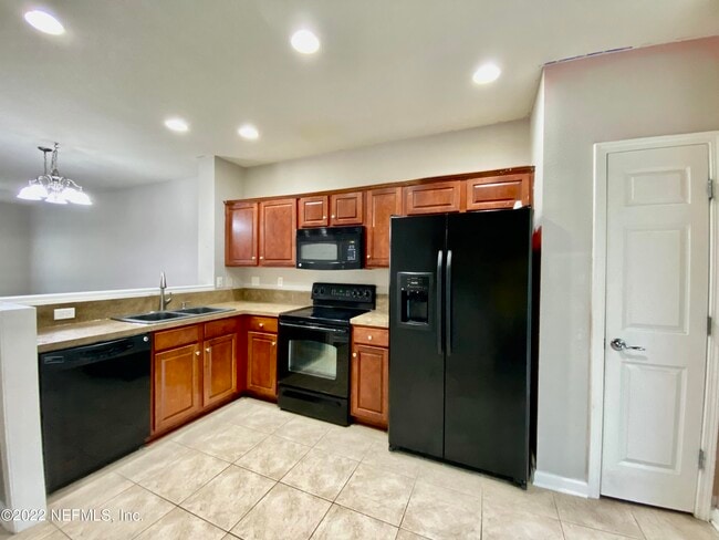 Building Photo - 8101 SUMMER PALM Ct