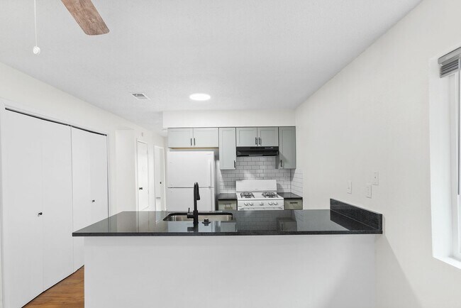 Building Photo - 1118/1120 Hazelton