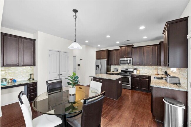 Building Photo - Furnished or Unfurnished spacious two story traditional conveniently located and ready now!