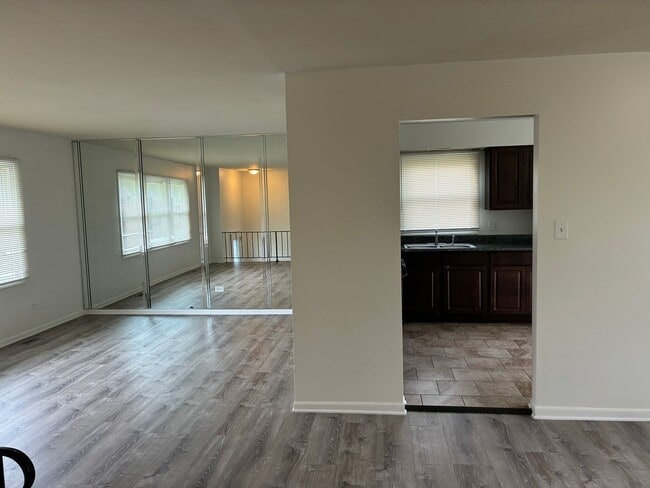 Building Photo - Spacious Updated 4 Bed 2 Bath with Garage Parking