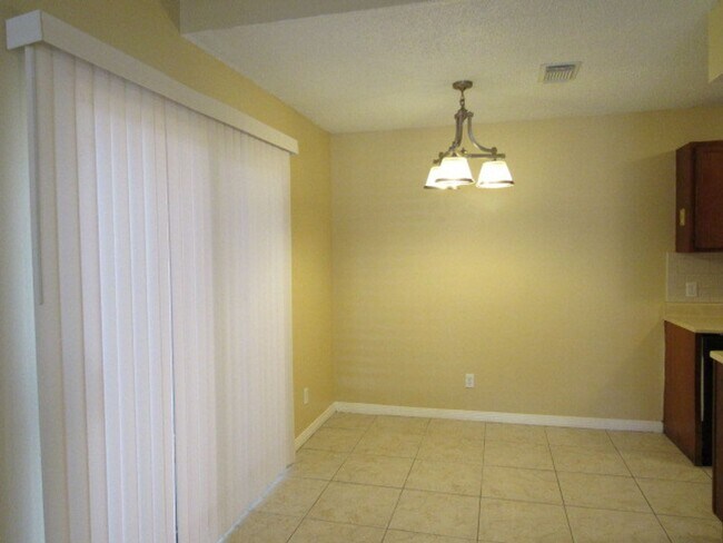 Building Photo - Convenient to Navy Federal & Pine Forest/Nine Mile Road area!