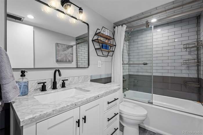 Building Photo - 800 N Washington St