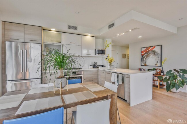 Building Photo - 451 Donahue St