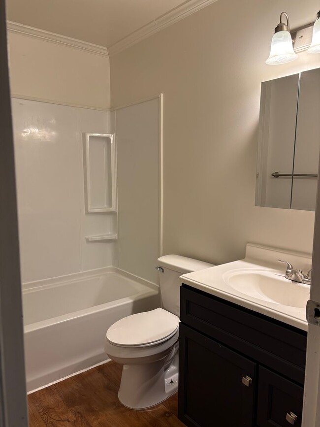 Building Photo - Newly Updated 3 bedroom apartment