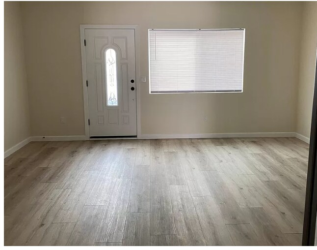 Family/dinning area - 6924 Encino Ave