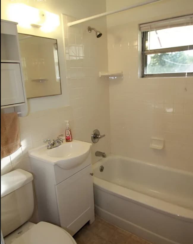 Building Photo - Don't miss out on this beautiful home!