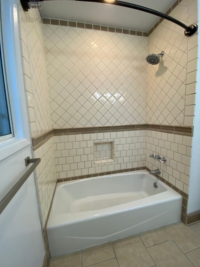 Building Photo - Freshly Renovated 3BR/2BA Pool Home – La C...