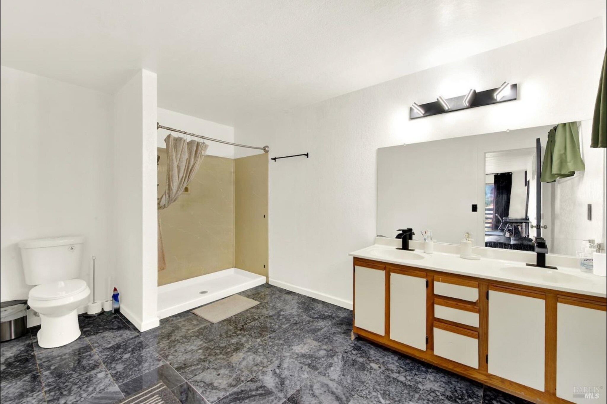 Building Photo - 143 Creekview Dr