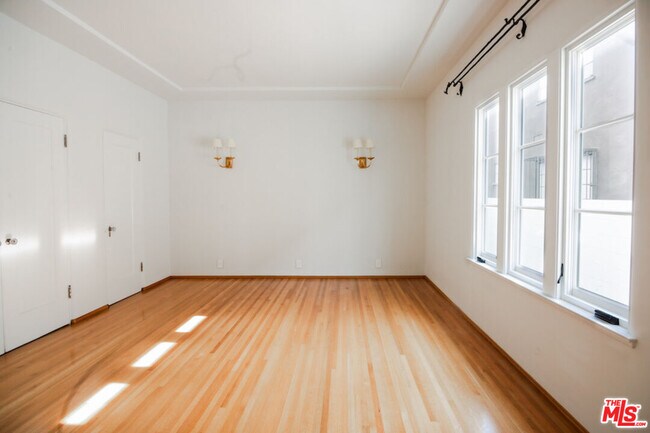 Building Photo - 1302 N Sweetzer Ave
