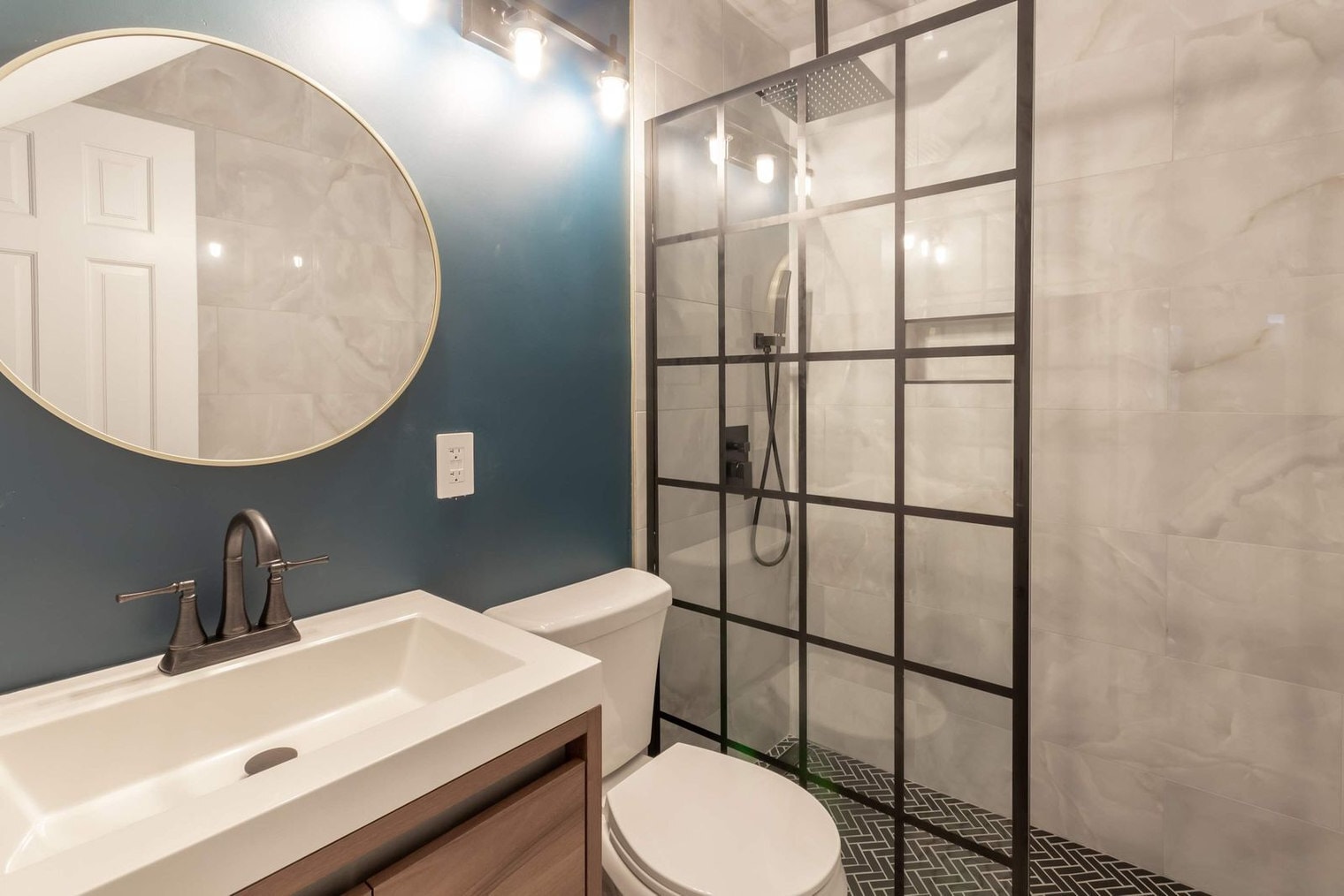 Building Photo - 900 E Hopkins Ave