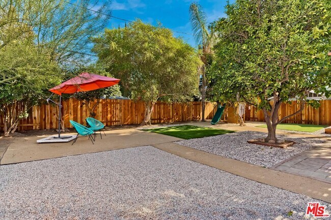 Building Photo - 7236 Encino Ave