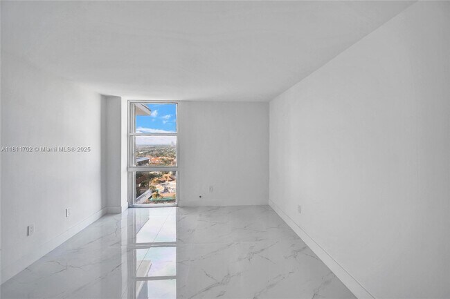Building Photo - 3625 N Country Club Dr