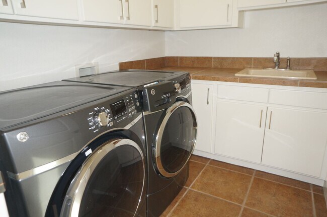 Building Photo - Exquisite NW Portland 4 bedroom with panoramic views