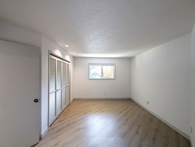 Building Photo - 1bd/1ba Edmonds Condo