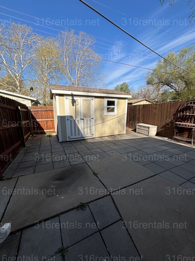 Building Photo - 3 bed 1 1/2 bath house available Now!!