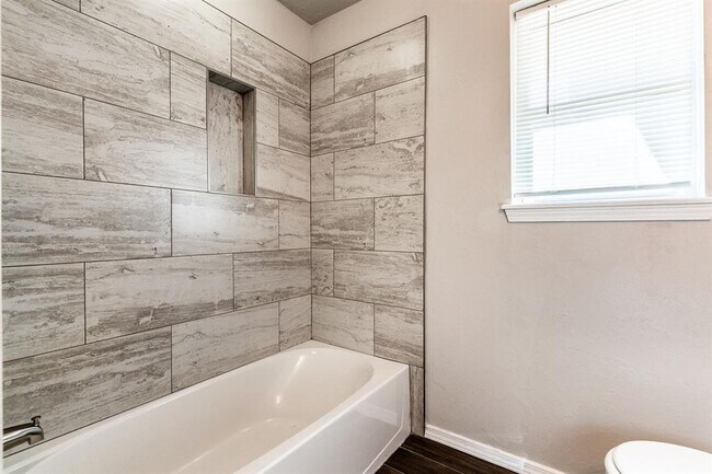 Building Photo - 617 Queensboro Pl