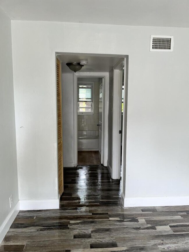 Building Photo - 2 bedroom in Jacksonville FL 32209