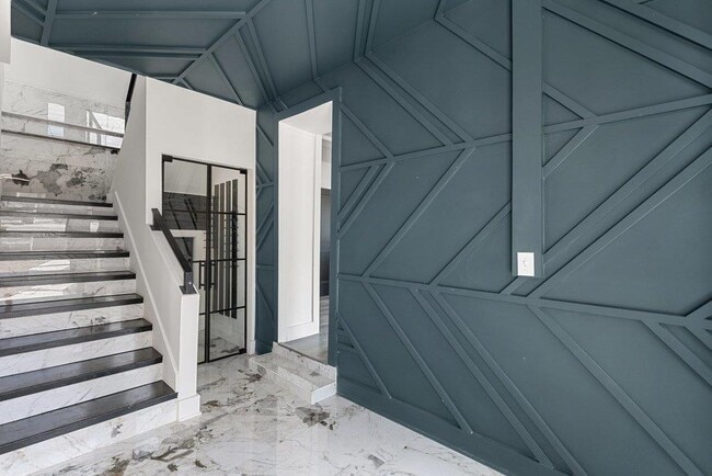 Building Photo - 8610 Grandview Dr