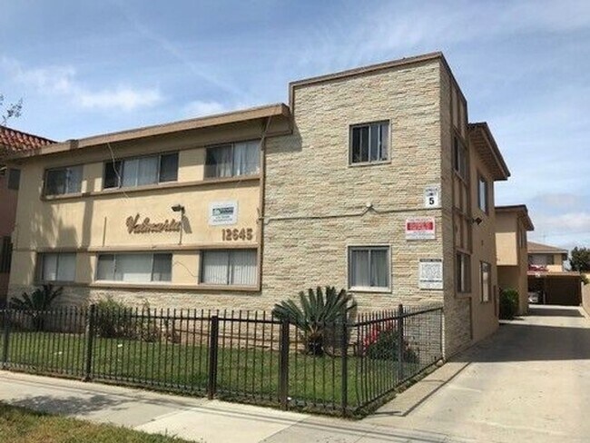 Building Photo - UUUU-MNew