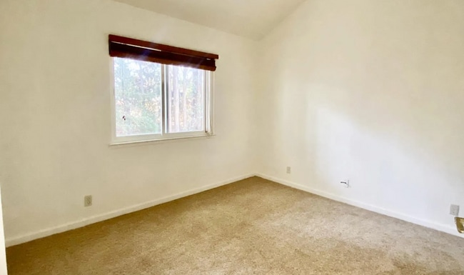 Building Photo - Bright & Spacious 2BR Townhome / Prime San...