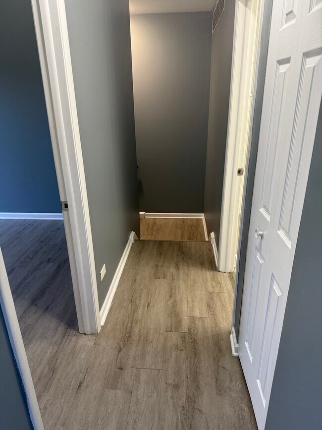 Building Photo - 1319 Kingsbury Dr