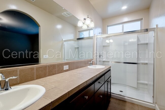 Building Photo - Large 4 Bedroom/2 Bath Home with Solar in Gossamer Grove - $2595 Per Month!