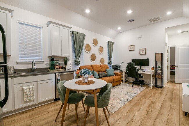 Building Photo - 9405 Vis Fls Trce
