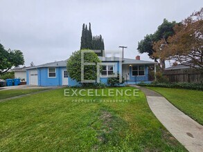 Building Photo - 3/1 Home on Spacious Lot With New Windows/...