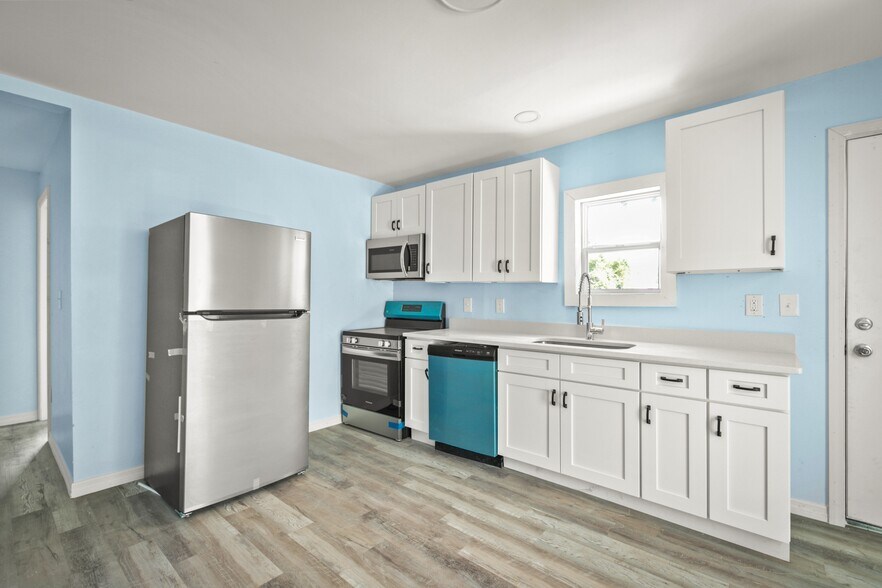 Building Photo - 260 Vernis Ave