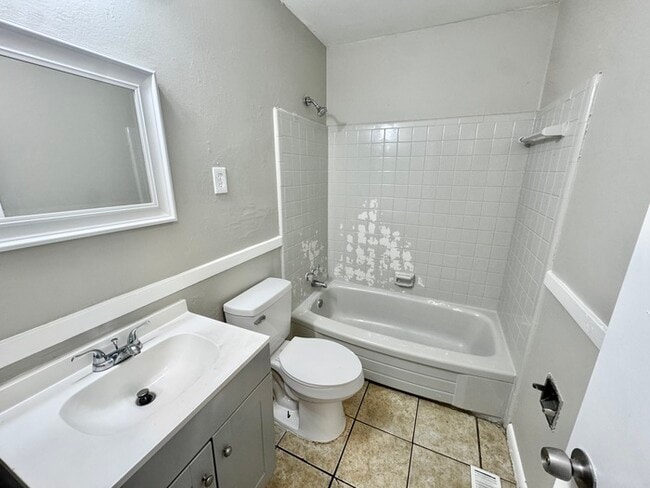 Building Photo - 735 Ledbetter Ave