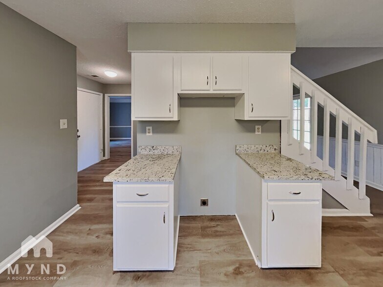 Building Photo - 6718 Lake Point Cir