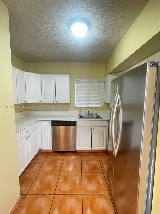 Building Photo - 6255 SW Kendale Lakes Cir