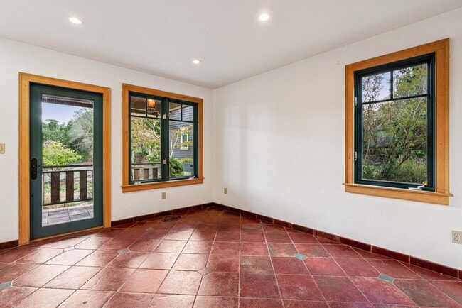 Building Photo - 385 Moraga Ave