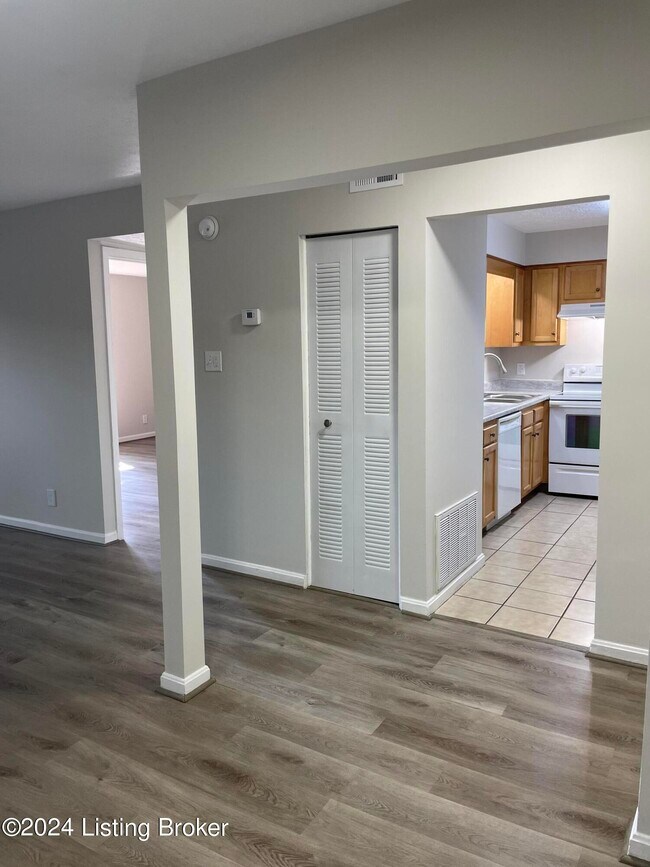 Building Photo - 1002 La Fontenay Ct