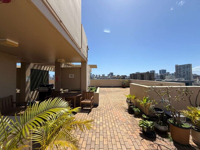 Building Photo - Fully Furnished 2BD/1BA w/ Diamond Head View – Renovated, Parking, In-Unit W/D