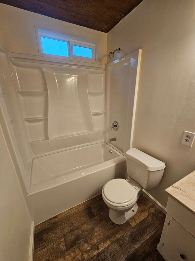 Building Photo - Spacious 4 Bedroom 2 Bath Home WITH BONUS ...