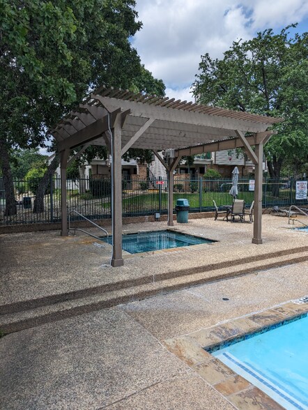 Building Photo - 2310 Bamboo Dr