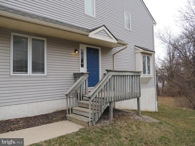 Building Photo - 404 Pinebrooke Cir