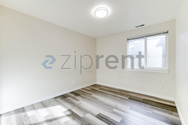 Building Photo - 3002 M Dr NE