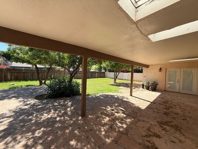 Building Photo - Luxury 4 Bedroom in Country Estates