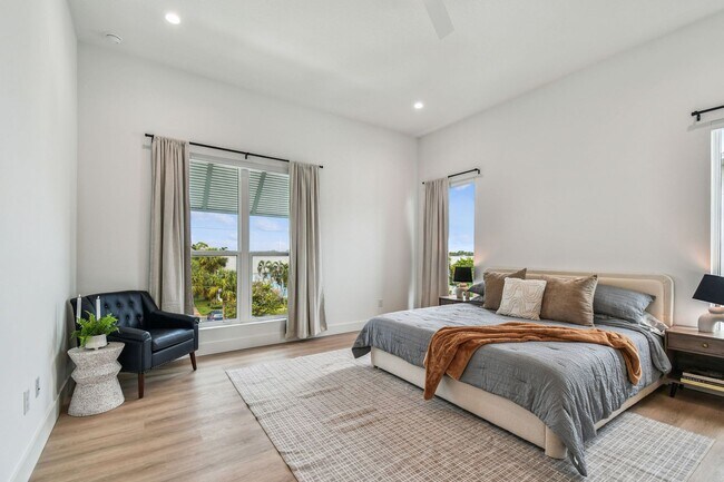 Building Photo - A charming coastal townhouse, just minutes from downtown St. Pete!