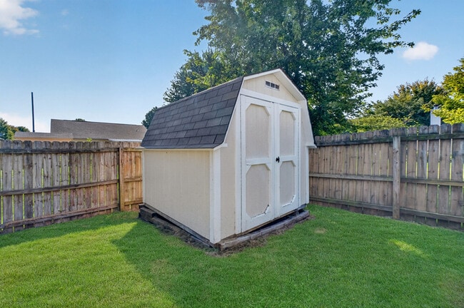 Building Photo - Charming 3-Bedroom Ranch in Avon!