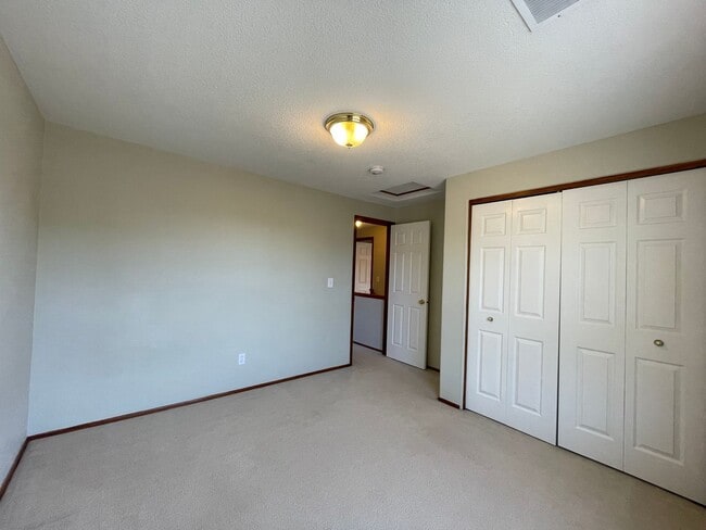 Building Photo - Bright 3 Bedroom 2.5 Bathroom House ~ Wash...