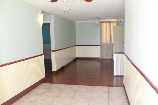 Building Photo - Beautiful 3 bedroom Lakefront Home