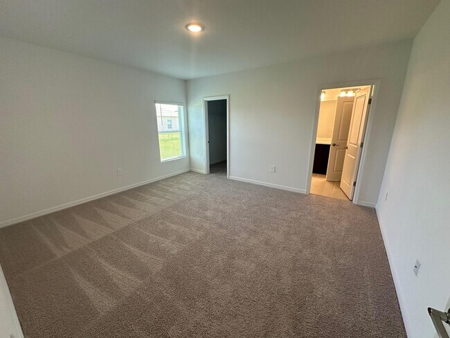 Building Photo - 255 Amber Way