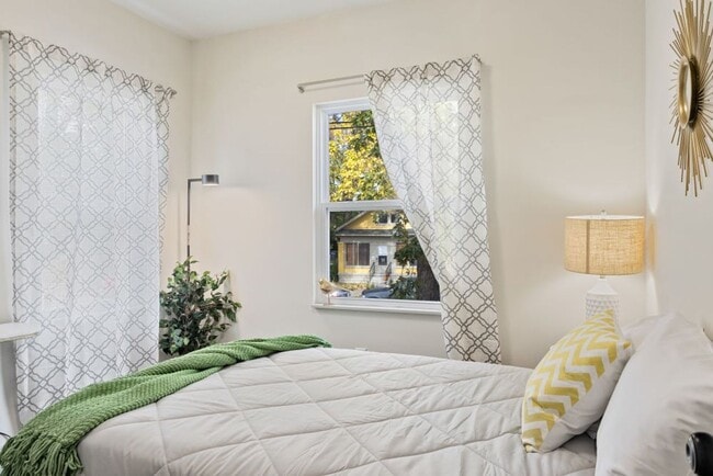 Building Photo - Beautiful renovated home!