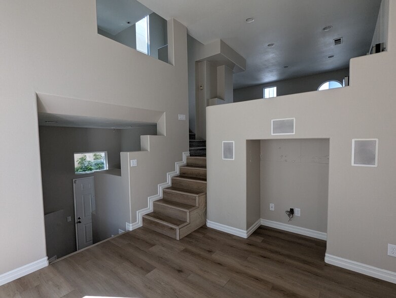Building Photo - 211 Montana del Lago Dr