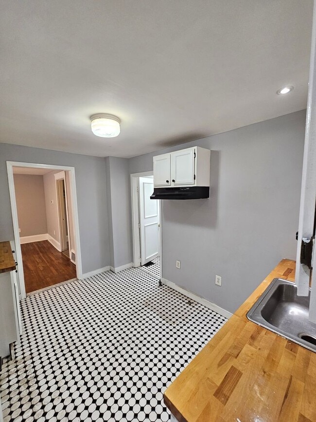Building Photo - Move-in special!!!!